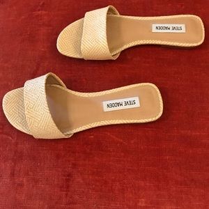 Steve Madden natural raffia flip flops size 6
